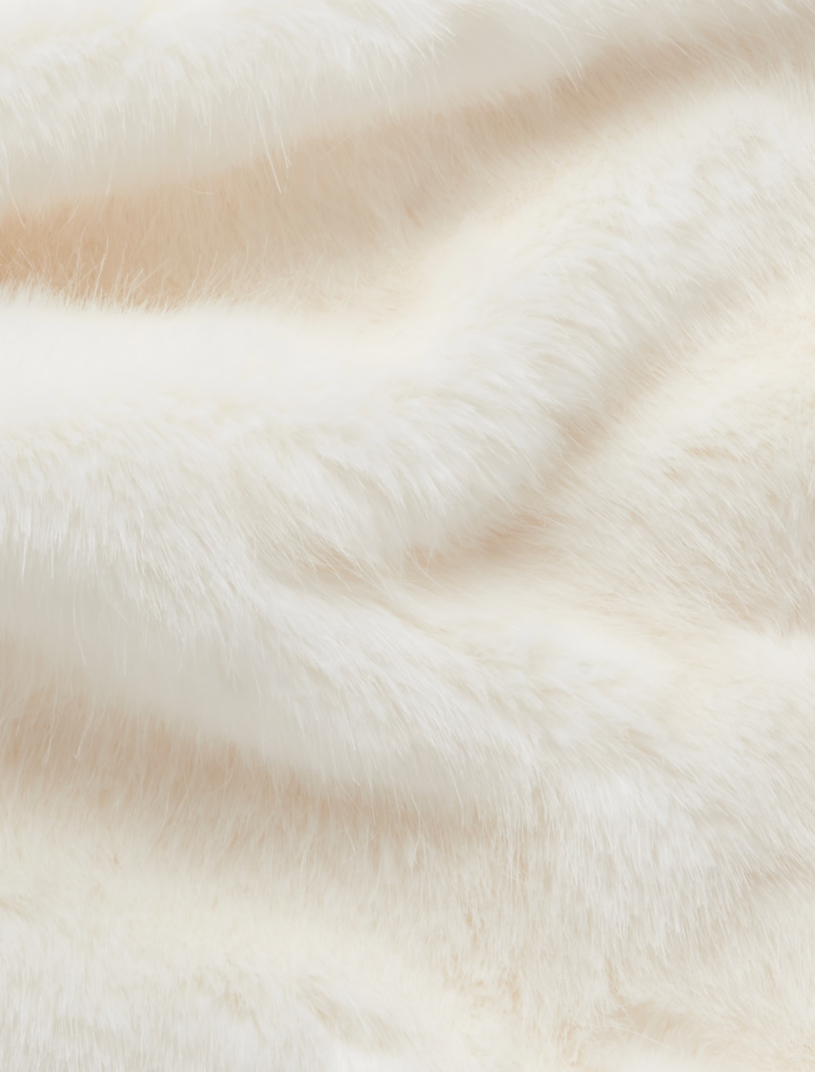 Laura Faux Fur Wrap Porcelain_mannequin